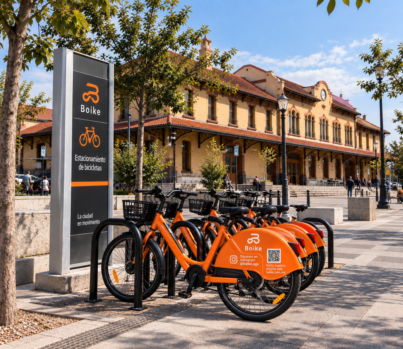 Concepto de bicicletas eléctricas Boike naranja estacionadas en racks frente a una estación histórica de Aguascalientes